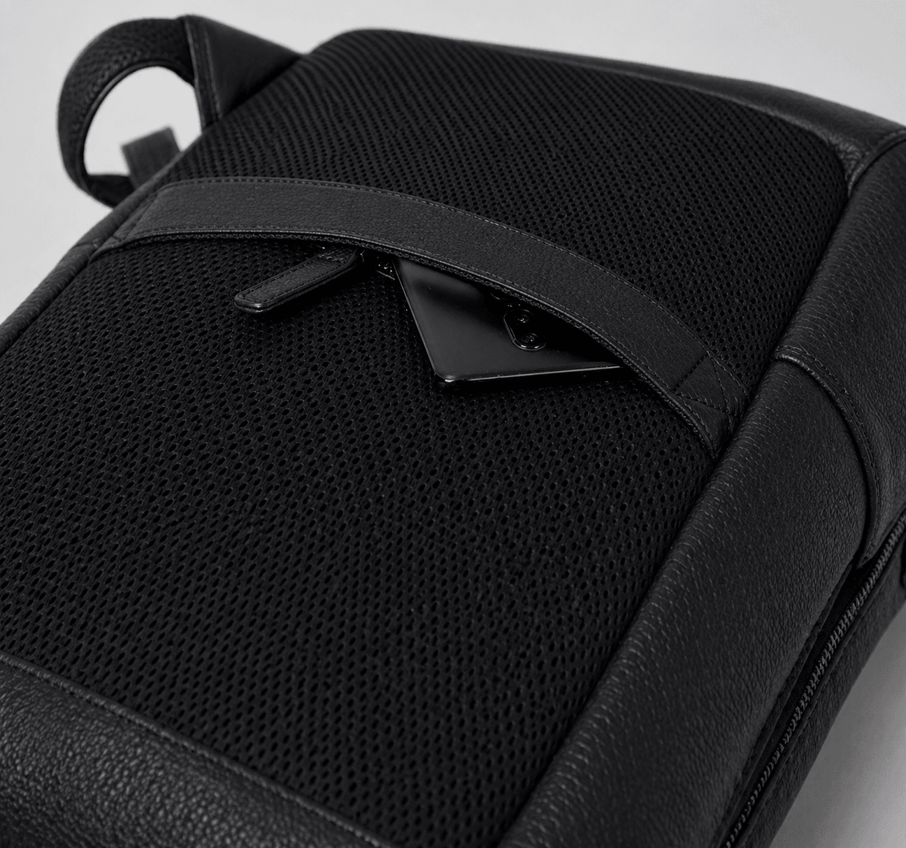 The Atlas Leather Backpack by VILL OKSE backpart
