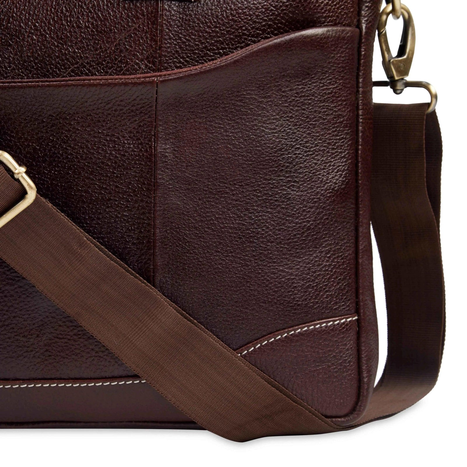 leather-laptop-bag-brown-close-up-front-pocket-stitching - VILL OKSE