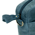 villokse-laptop-bag-blue-leather-zipper-pull-detail - VILL OKSE