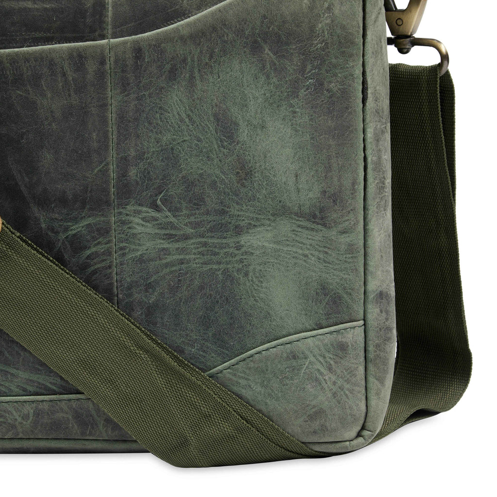 viloa-laptop-bag-green-leather-bottom-corner-closeup - VILL OKSE