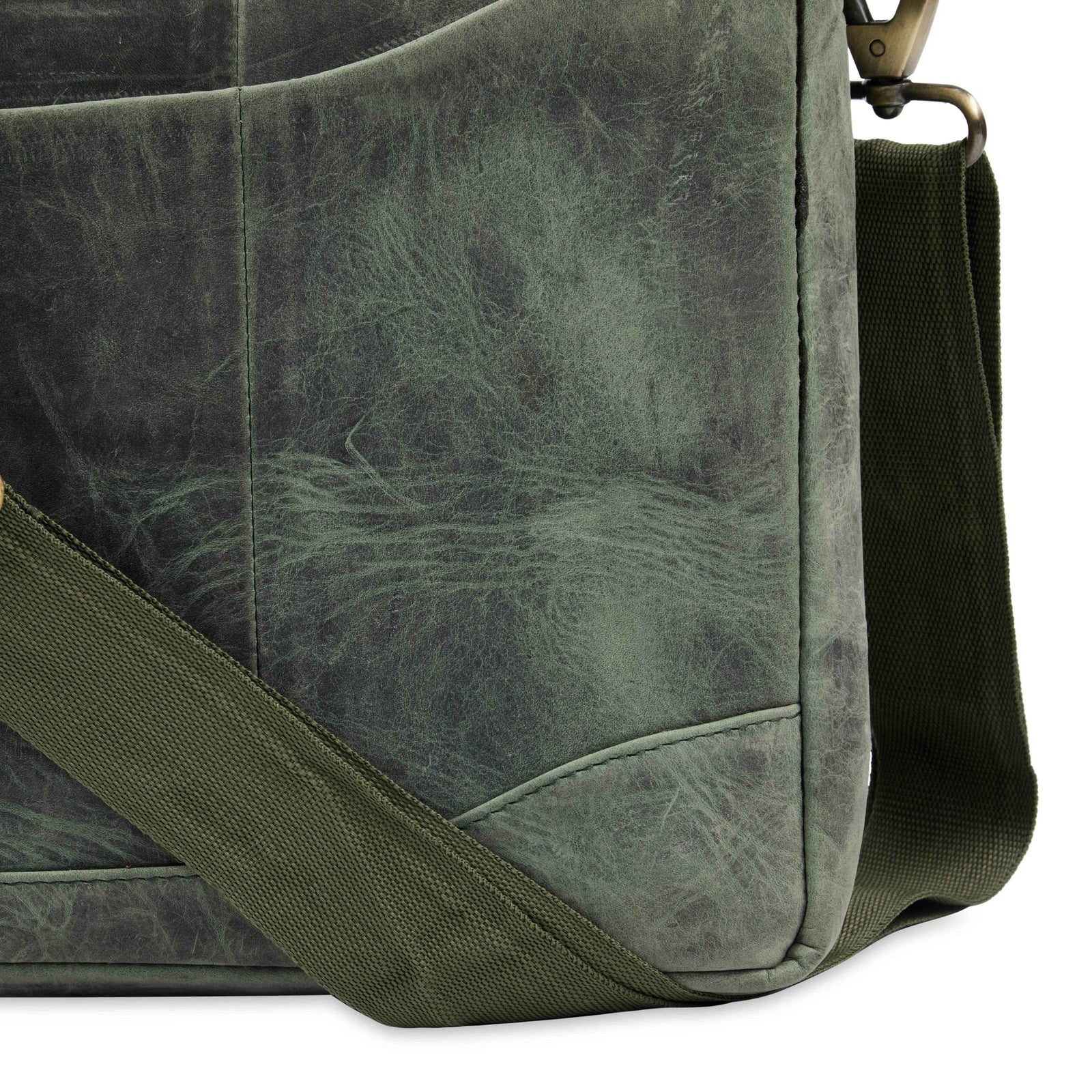 viloa-laptop-bag-green-leather-bottom-corner-closeup - VILL OKSE