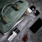 viloa-laptop-bag-green-leather-flat-lay-with-accessories - VILL OKSE