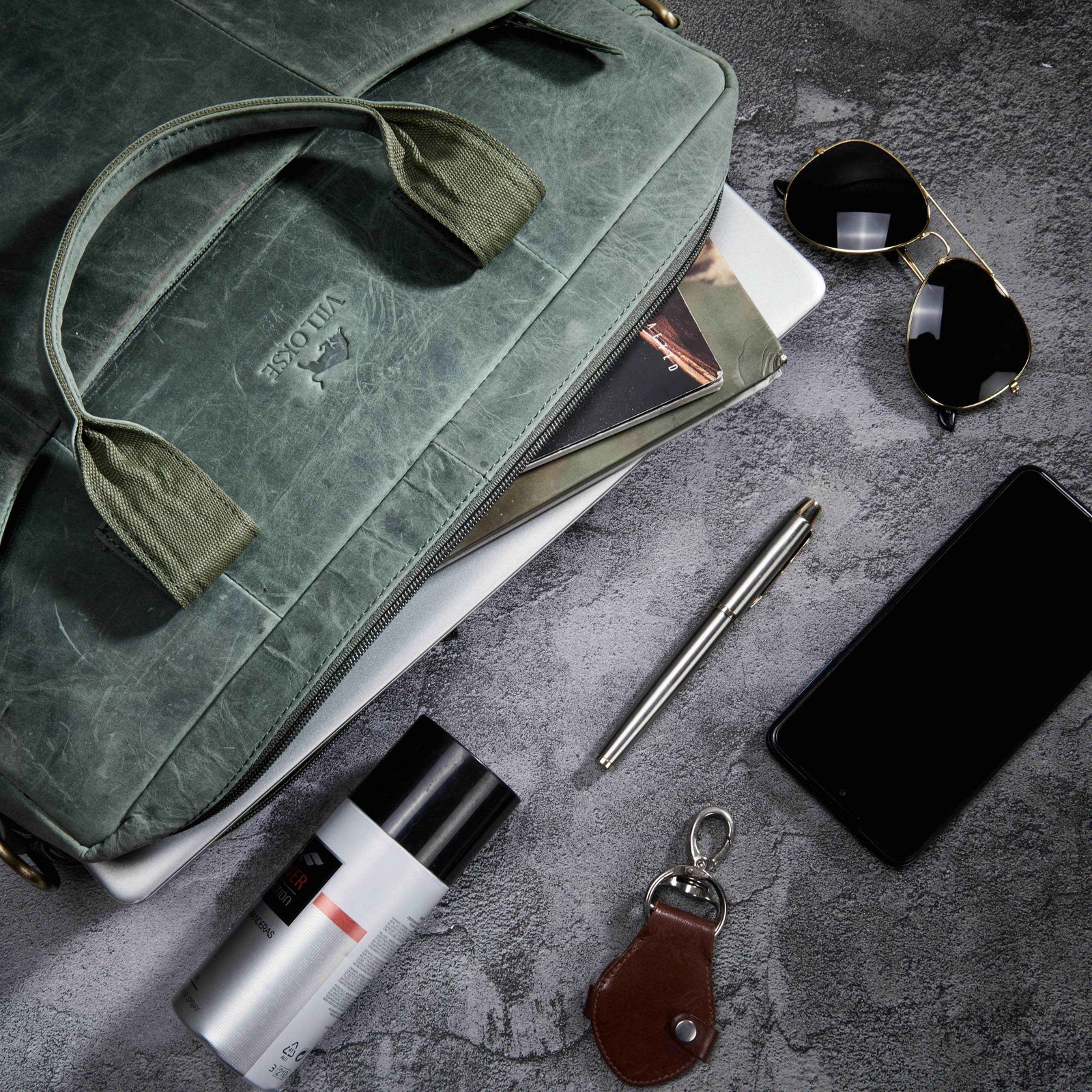 viloa-laptop-bag-green-leather-flat-lay-with-accessories - VILL OKSE